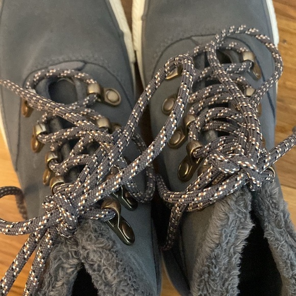 Converse Women’s Gray Fur Lined Sneakers Size 6 - Picture 3 of 8